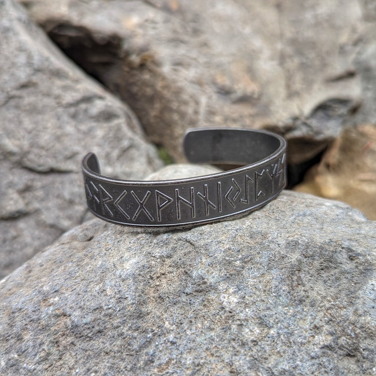 Runic Arm Ring - Arm ring - Horns of Odin