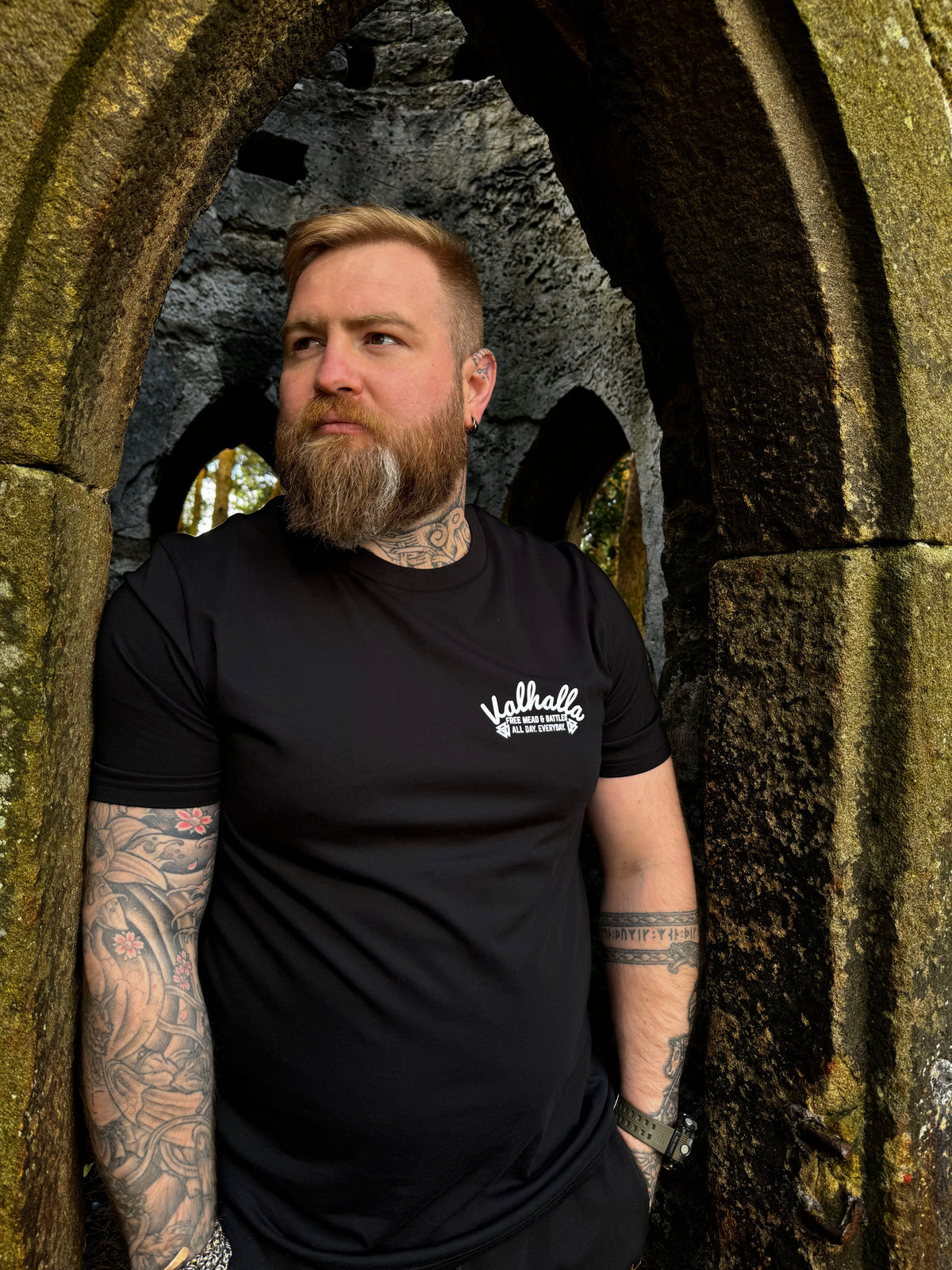 Resort: Valhalla Tee - Black - T-Shirt - Horns of Odin