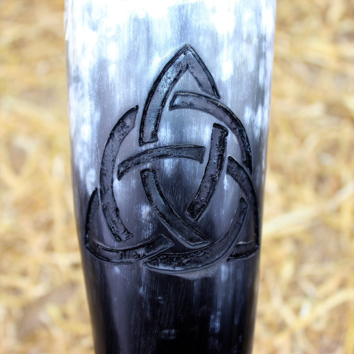 Triquetra (relief) drinking horn